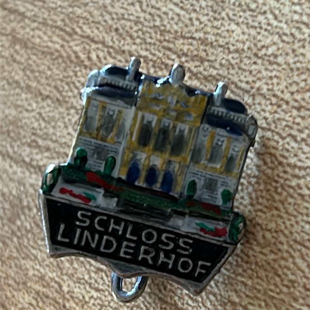 Travel pin - souvenir Schloss Linderhof  EUC